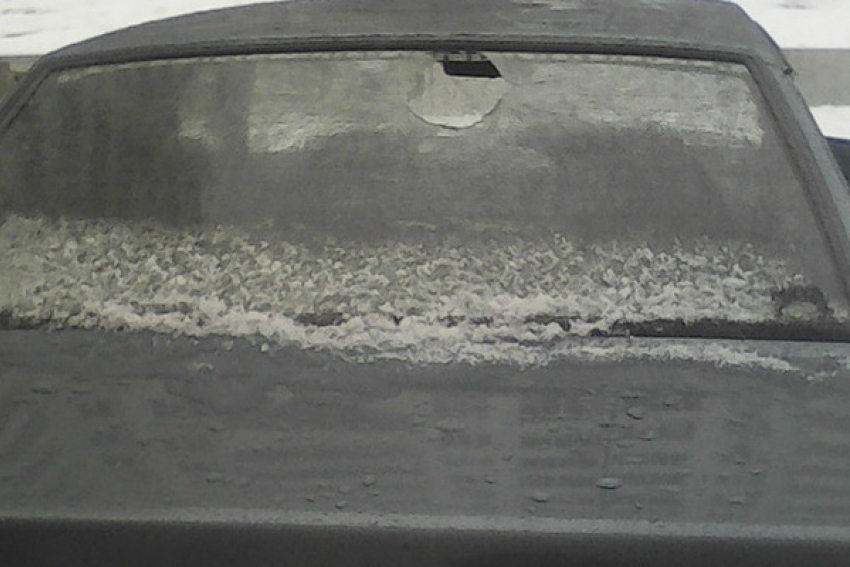 Гигантская глыба льда пробила стекло машины в Новороссийске