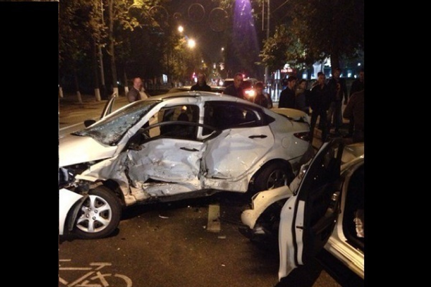  Водитель «Хендая» устроил крупную аварию в центре Краснодара, протаранив «Мерседес»