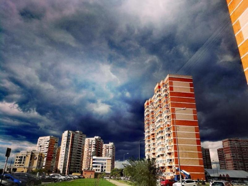 Экстренное предупреждение о ливне, грозах и граде объявили на Кубани