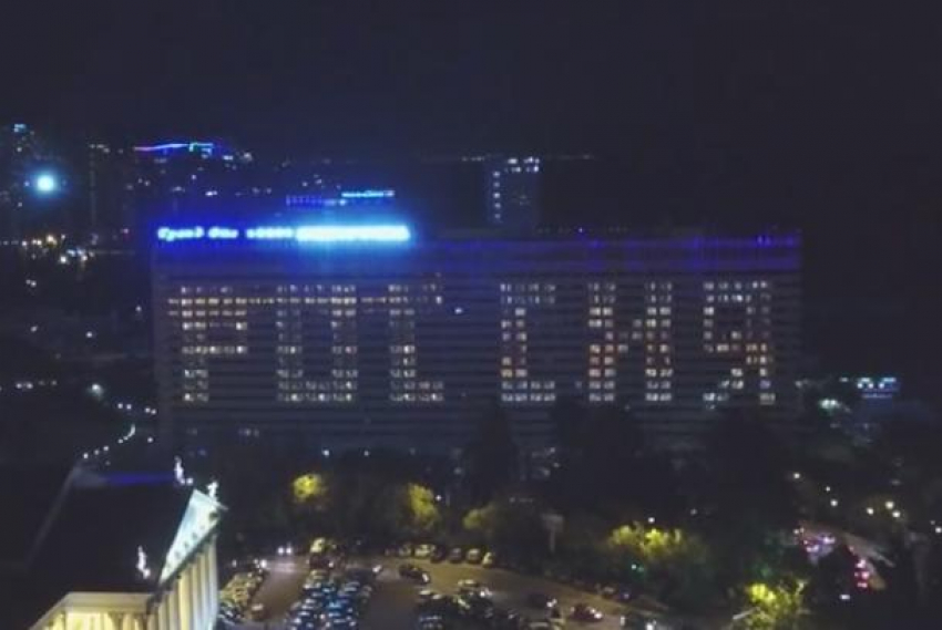 На фасаде гостиницы в Сочи засверкала «Россия"