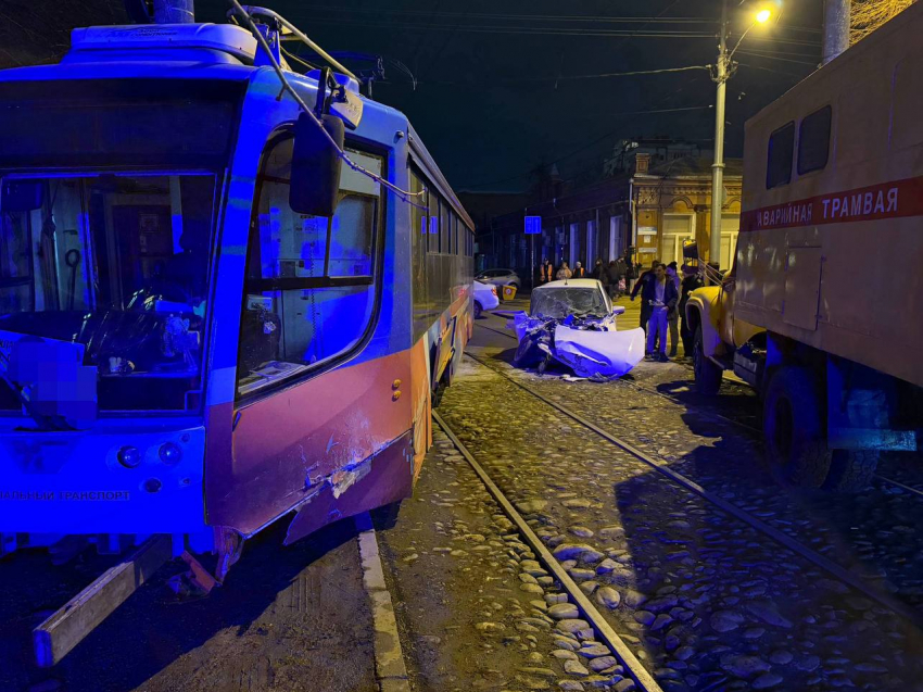В центре Краснодара легковушка снесла с рельсов трамвай: пострадали 3 человека