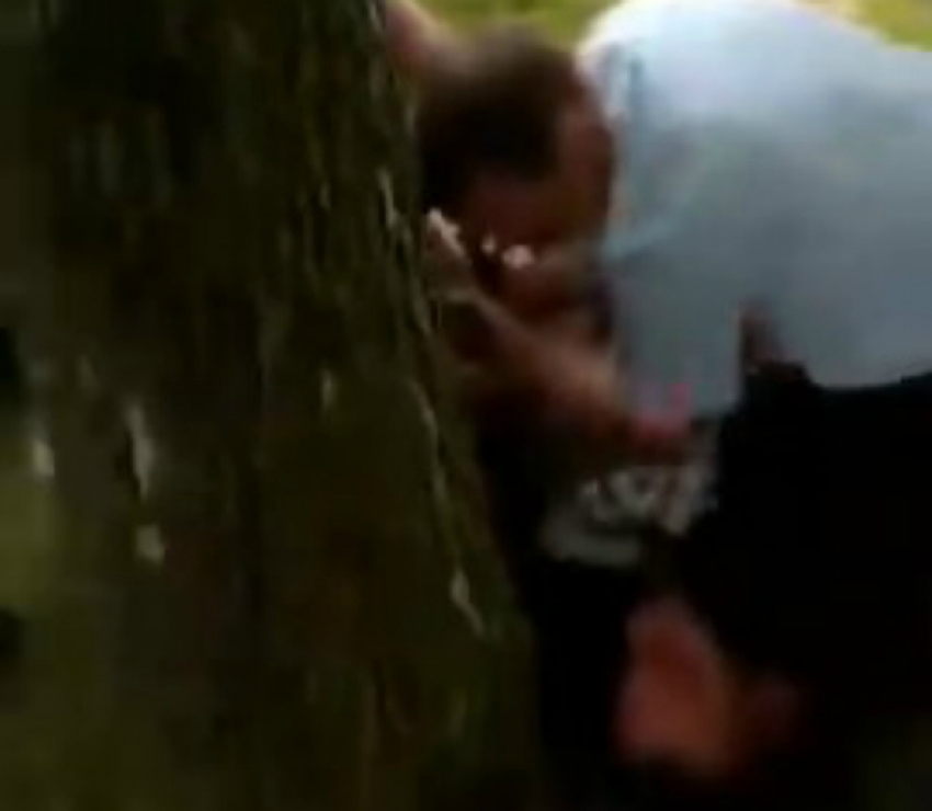 Полицейский едва не задушил коленом нарушителя карантина на Кубани