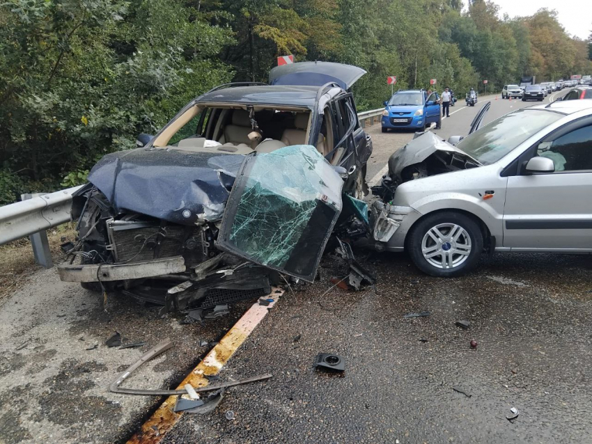 Массовое ДТП стало причиной гигантских пробок в Туапсинском районе