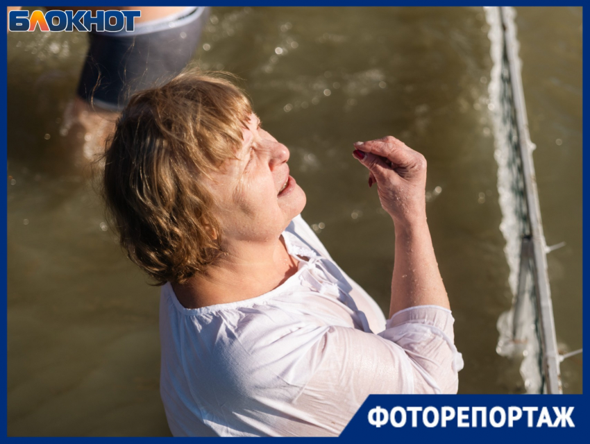 Сотни людей, горячий чай и жуткий мороз: фоторепортаж с крещенских купаний в Краснодаре  