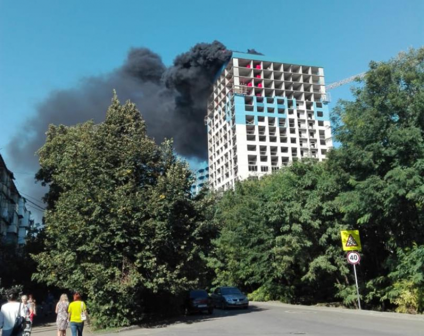 Недостроенная многоэтажка загорелась в Краснодаре 
