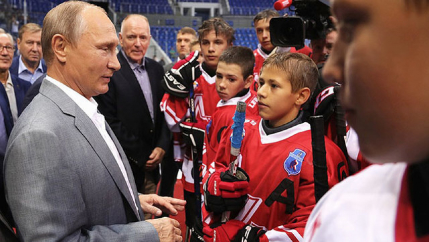 Владимир Путин посетил в Сочи игру хоккейных команд центра «Сириус"