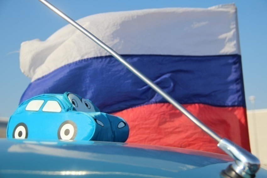 В Краснодаре развернули самый большой в мире флаг России из автомобилей