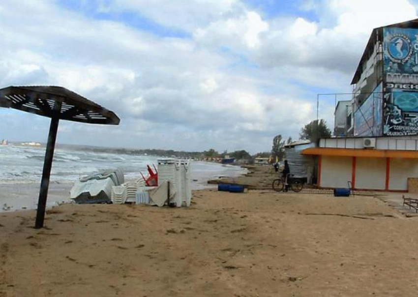 Шторм в анапе сегодня. Море в Анапе после шторма. Анапа утонули Витязево происшествия. Витязево утонул мальчик. Утонувшие в Витязево мальчик и папа.