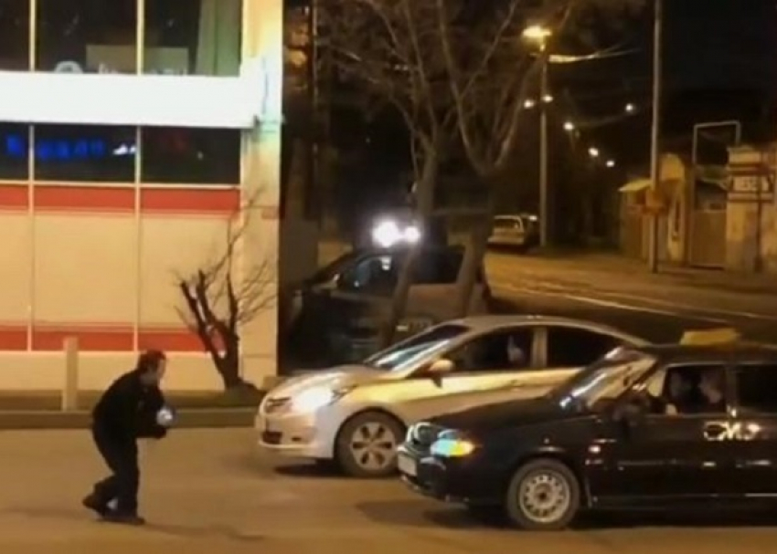 Очевидцы сняли на видео горячие танцы на дороге в центре Краснодара