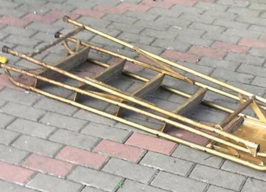 Бывший полицейский выкинул из окна многоэтажки в Сочи стремянку и кастрюли с банками
