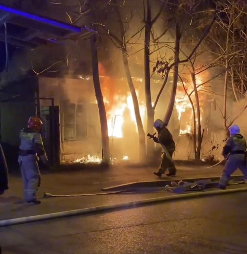 В Краснодаре 3 января сгорел частный дом: видео