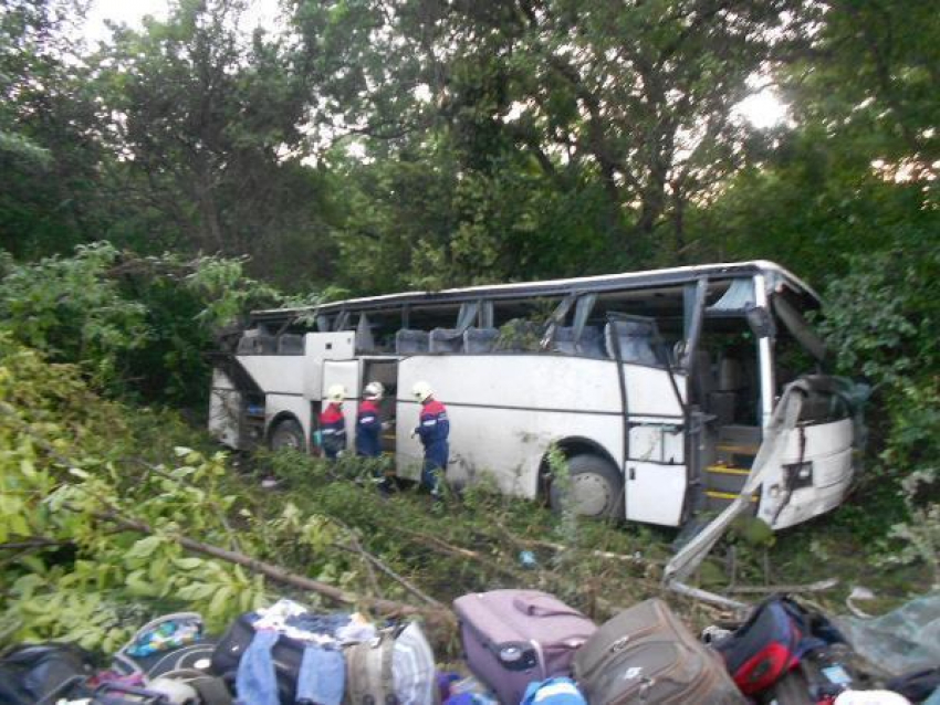 Под Новороссийском перевернулся автобус с детьми