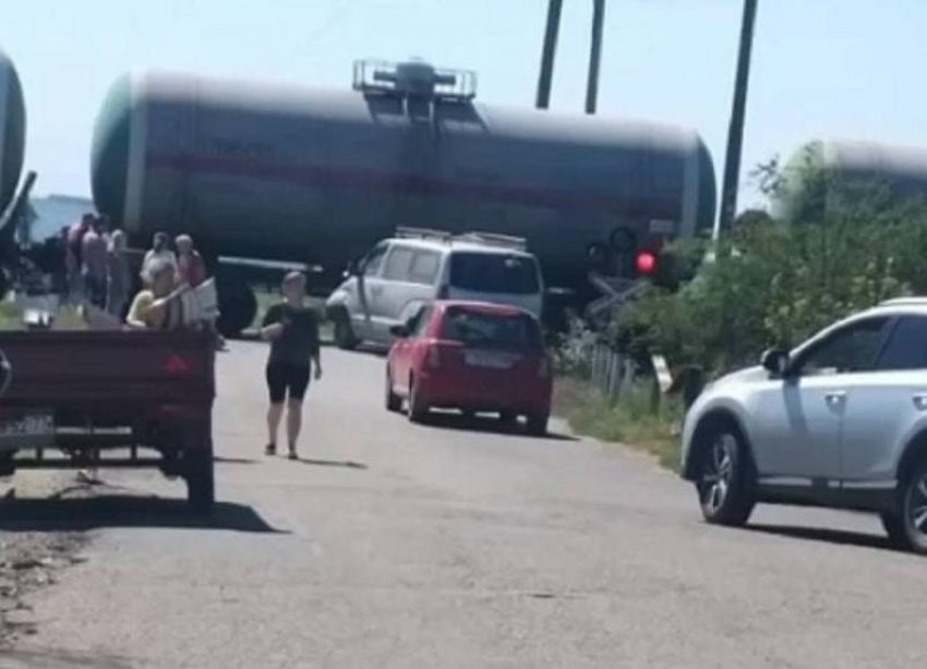 Грузовой поезд протаранил легковушку в Краснодарском крае