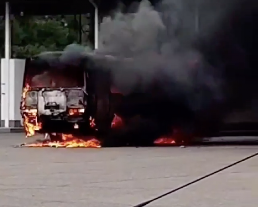 В Краснодаре на заправке сгорел автобус