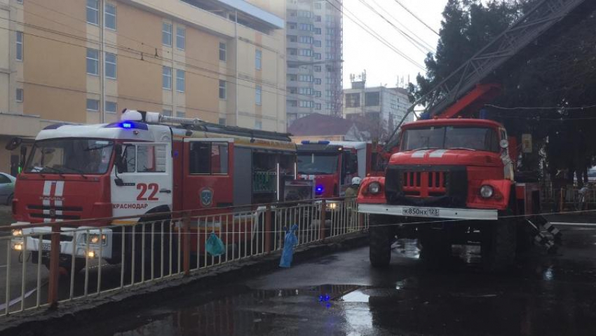 Площадь пожара на хлебозаводе в Краснодаре увеличилась до 200 кв.м