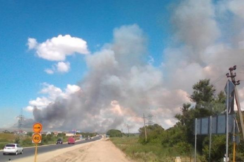 В Анапе почти неделю тушат пожар на городской свалке