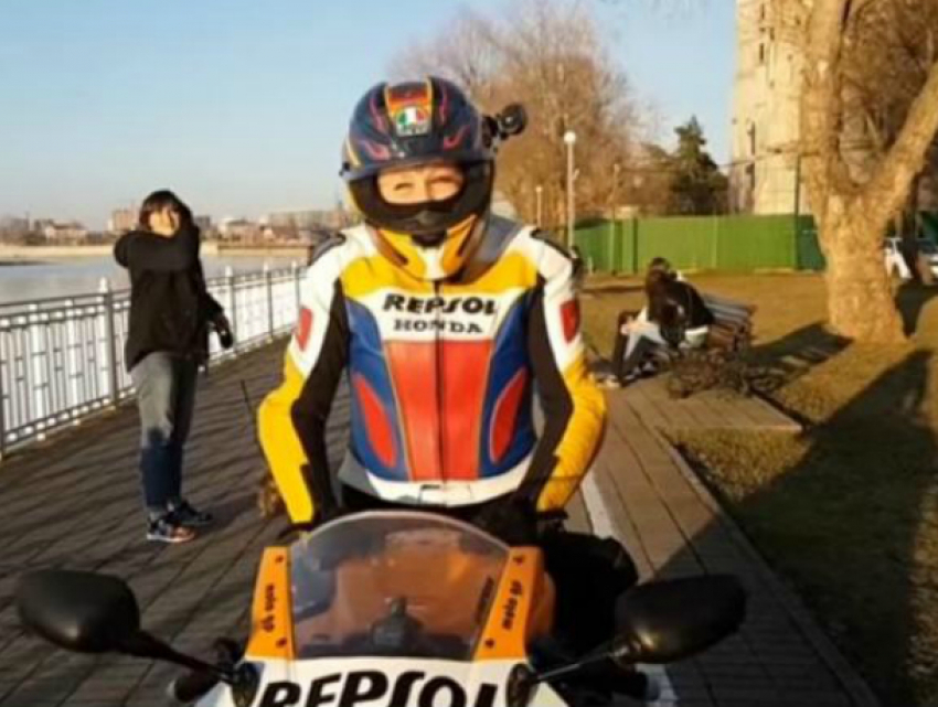 Дерзкую мотоциклистку, катавшуюся по тротуару в Краснодаре, поймали и наказали