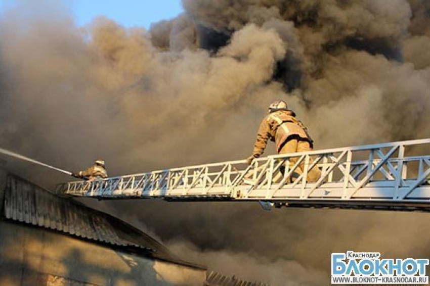 В Краснодарском крае загорелся цех по производству полиэтилена