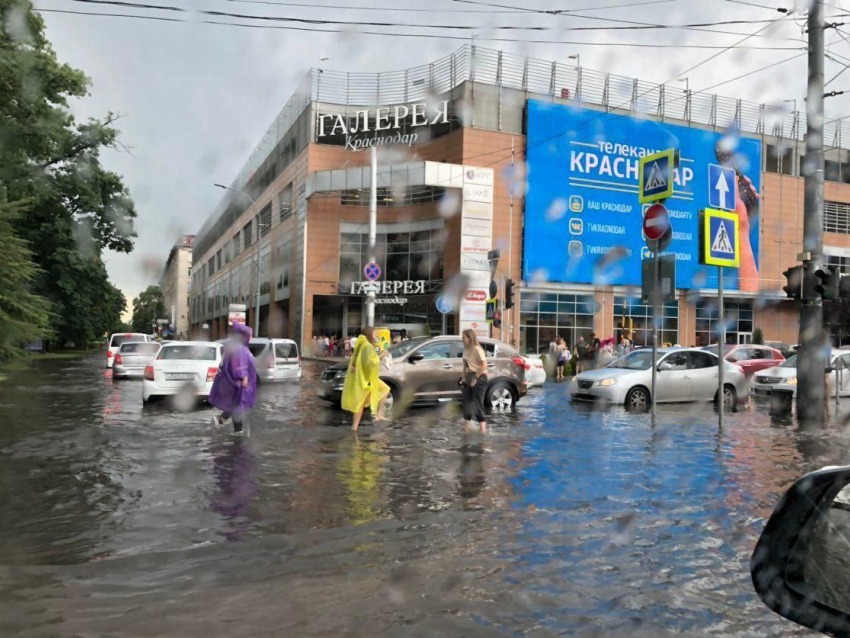 Главные улицы Краснодара утонули из-за летнего дождя