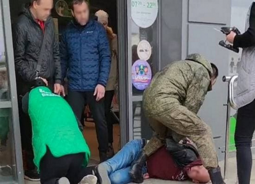 В Краснодаре пьяный мужчина ударил ногой в живот женщину-продавца «Пятерочки»