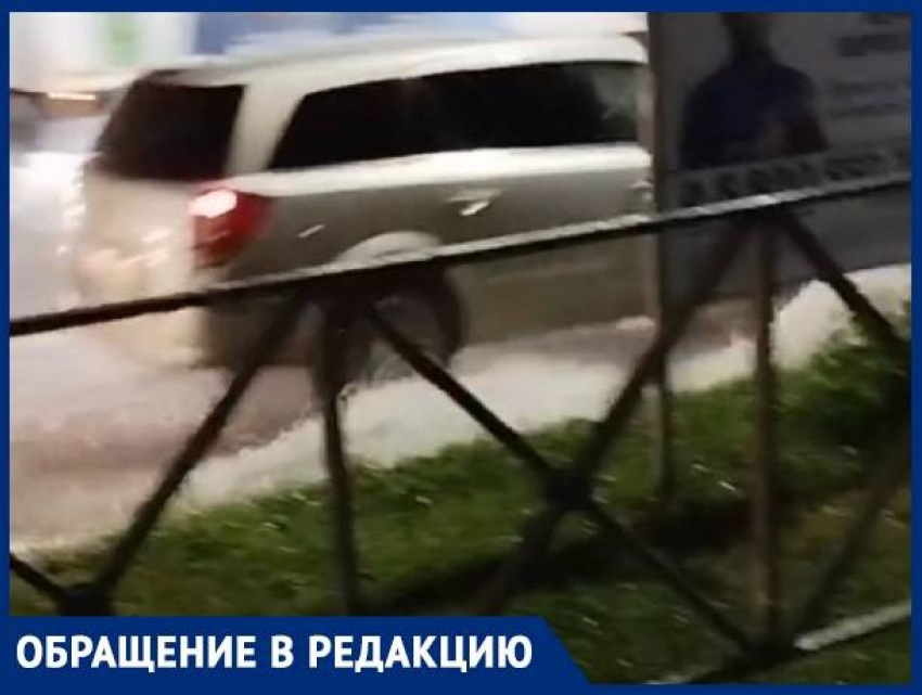 В Краснодаре пешеходной переход во время дождя ушёл под воду