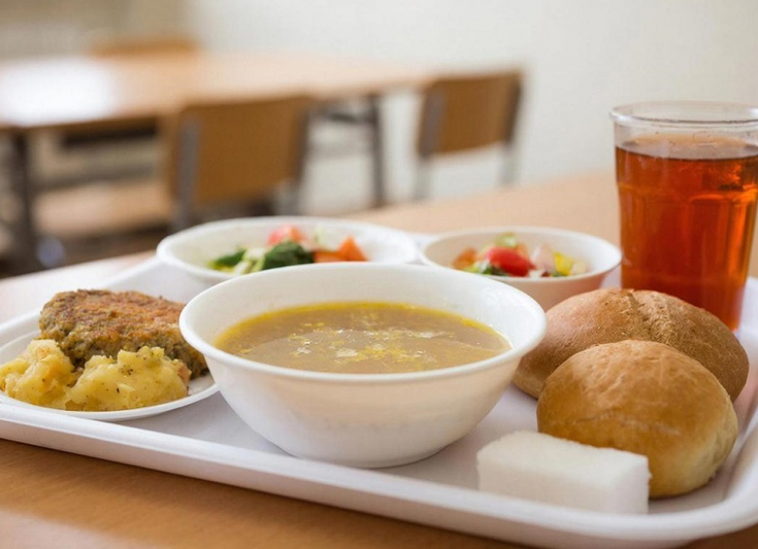 В школы Краснодара попали гнилые фрукты и творог с плесенью