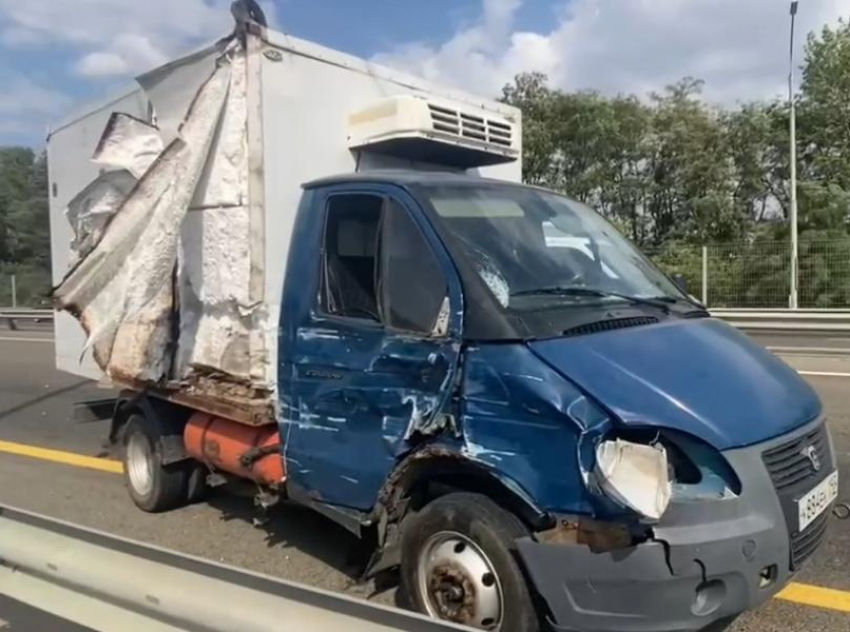 На трассе М-4 «Дон» в Краснодаре «Газель» насмерть сбила 21-летнего парня