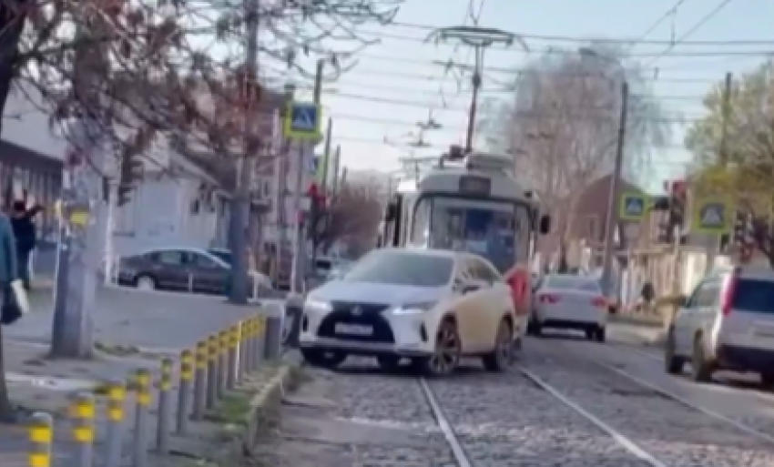 В Краснодаре автохам заблокировал проезд трамваям