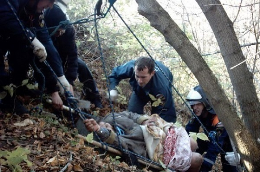 В Сочи мужчина рухнул с высоты в овраг