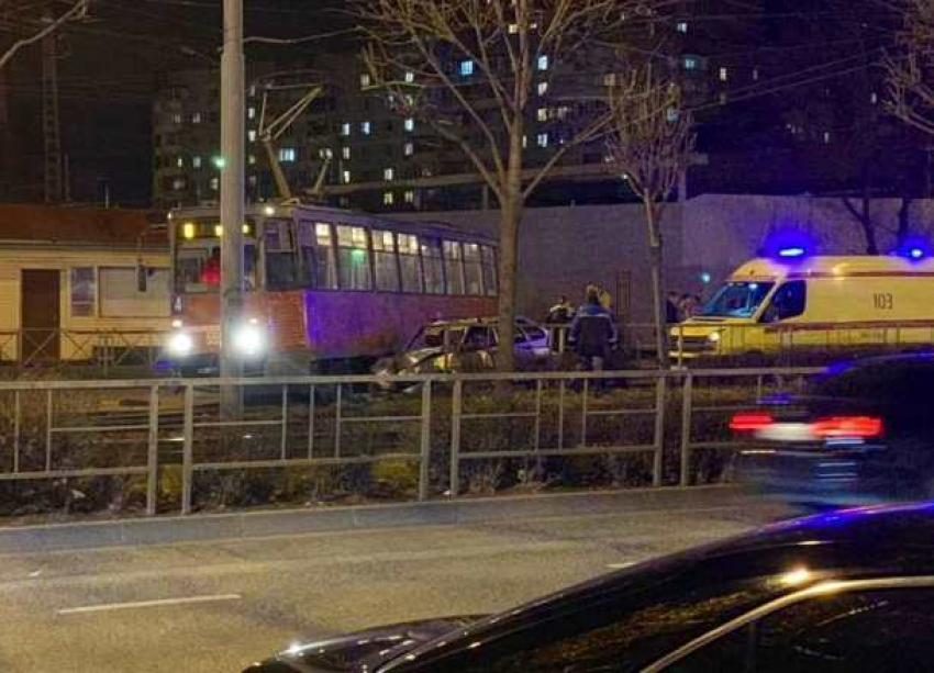 Трамвай в Краснодаре протаранила легковушка, возникла пробка