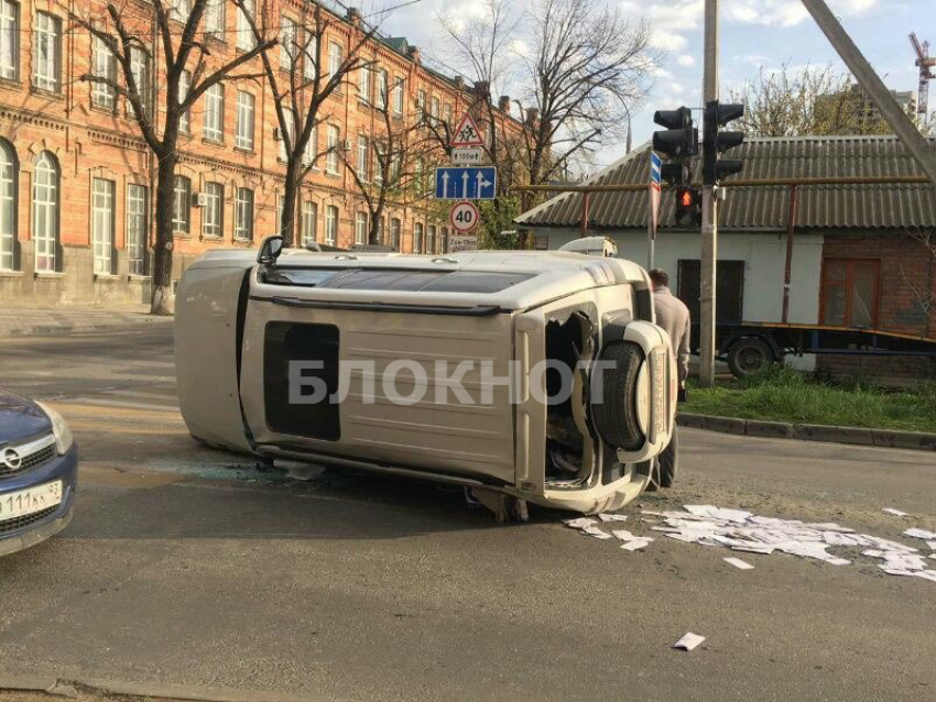 В центре Краснодара перевернулся внедорожник