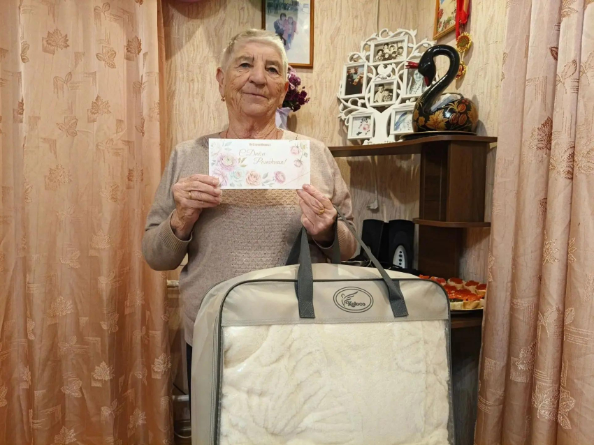 «Душа нашего сообщества»: в хуторе Ленина тепло поздравили ветерана труда Елену Лукоянову с личным праздником 