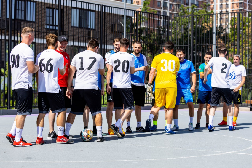 В ЖК «Самолет» прошел матч по мини-футболу между жителями микрорайона и ФК «Арсенал»