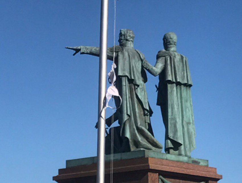 "Нет ничего святого!» - женский лифчик подняли вместо флага в Новороссийске