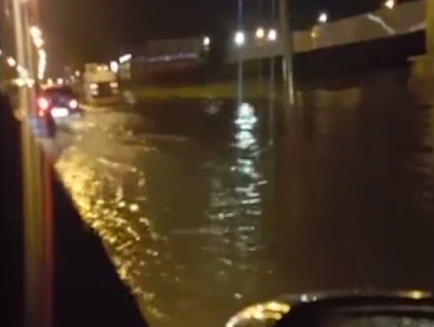 После проливного дождя затопило Московскую улицу в Краснодаре