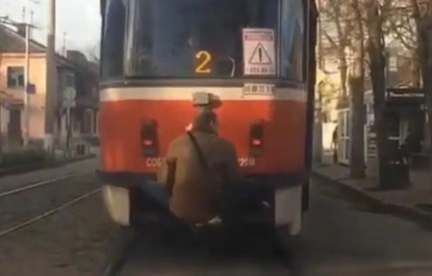 Трамвайный зацепер попал на видео в Краснодаре 