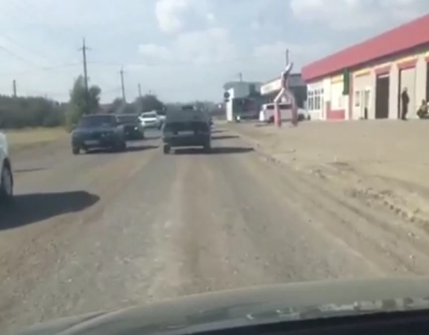  Рабочие устроили показной ремонт дороги в Краснодаре 