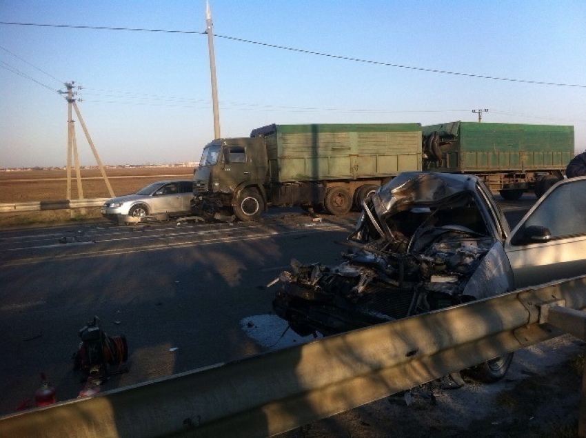 В Краснодаре водитель легковушки погиб, столкнувшись с «КамАЗом» 
