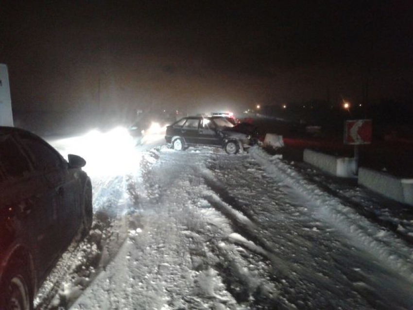 В Краснодаре из-за снегопада ВАЗ столкнулся с иномаркой