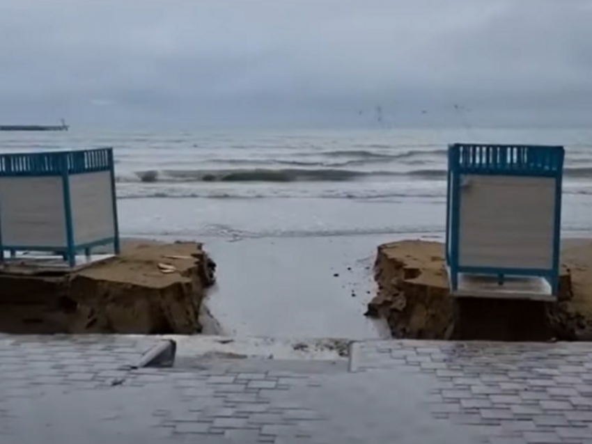 В Анапе сильный ночной дождь затопил город и смыл Центральный пляж