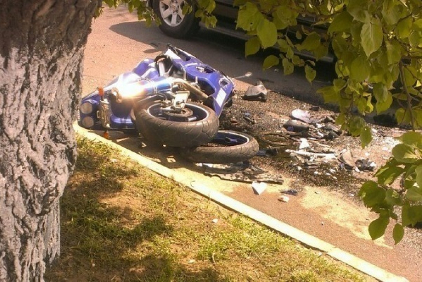 В Краснодаре водитель «Волги» врезался в мотоциклиста и его подругу