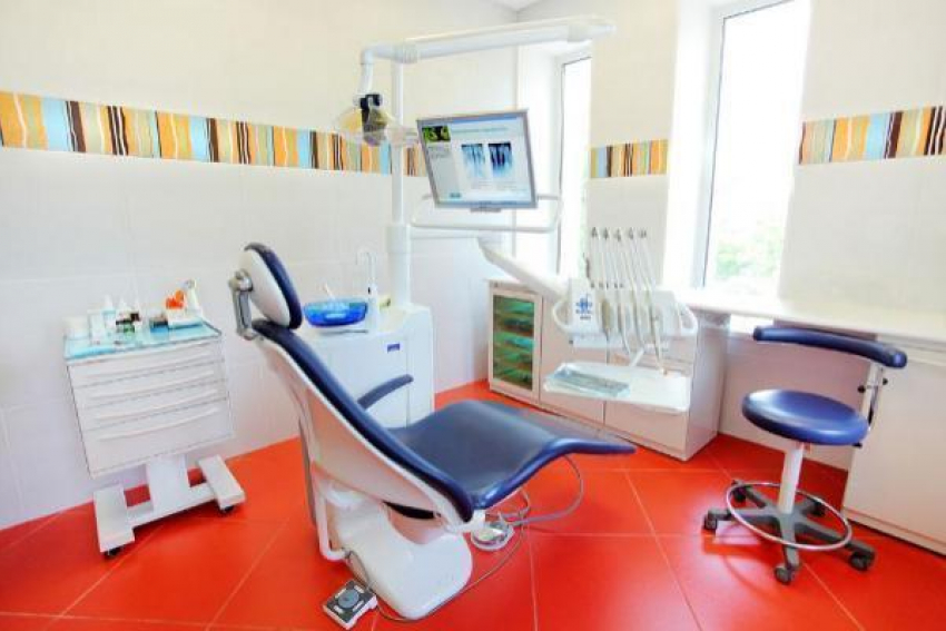 Приставы арестовали инструменты стоматолога-должника