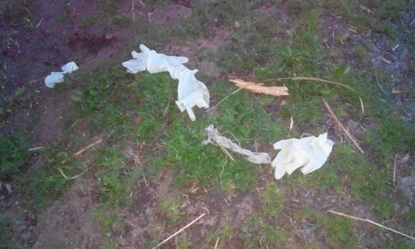 Убрав труп, полиция Краснодара оставила на земле кучу перчаток
