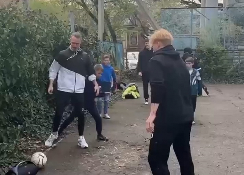 Четырех футболистов «Краснодара» заметили играющими в мяч с детьми на одной из площадок города