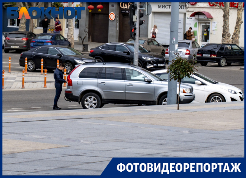 "Ничего не нарушаю, всё нормально": чиновники продолжают снимать номера с авто у мэрии Краснодара