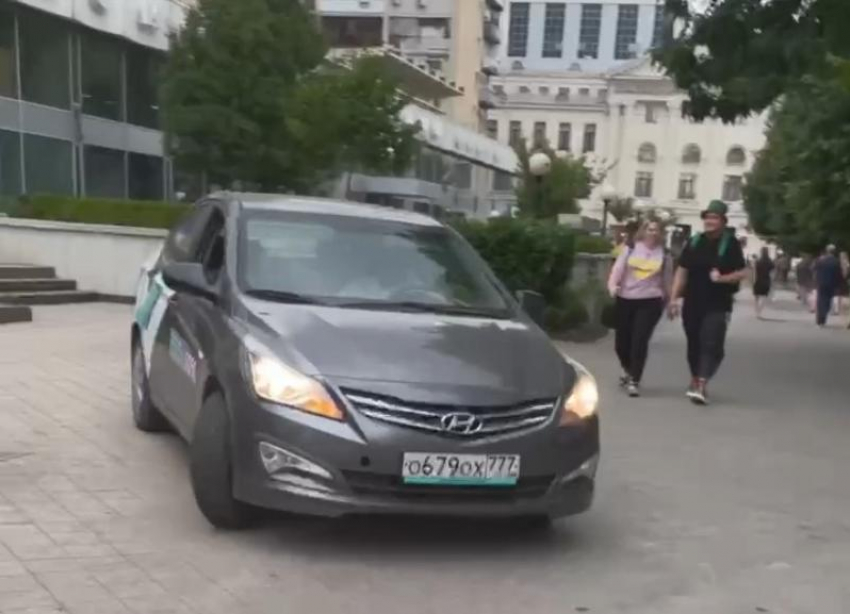 «Забрать права»: водитель каршеринга хамски проехался по тротуару в Краснодаре  