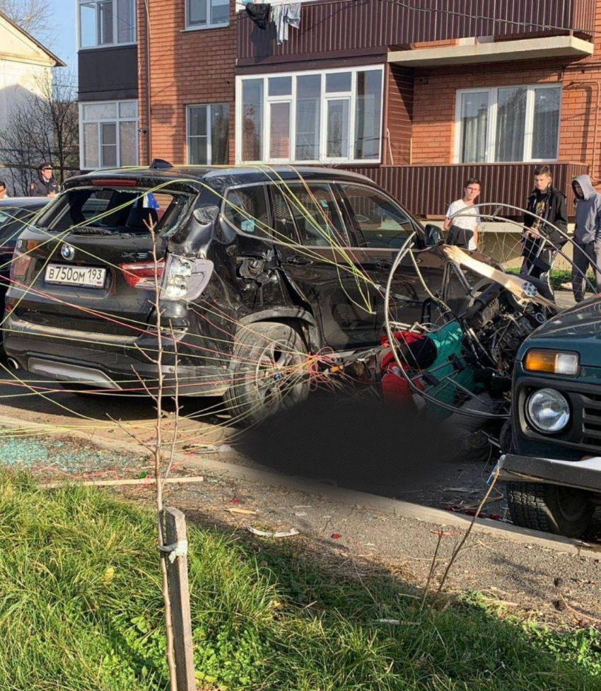 Погибли мужчина и подросток: подробности падения параплана на BMW в Краснодарском крае