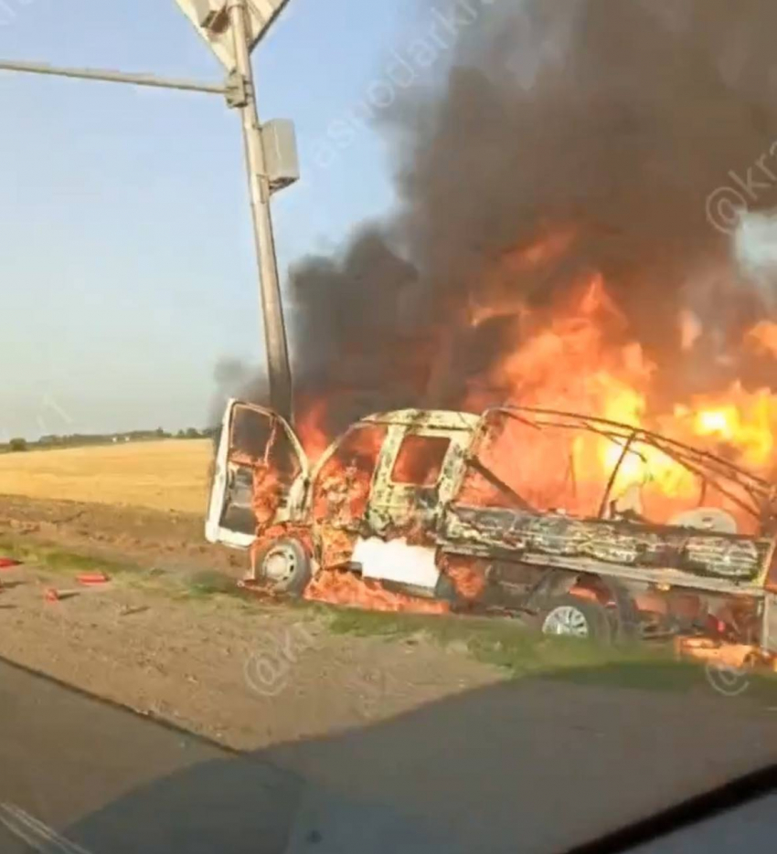 Автомобиль вспыхнул после ДТП в Краснодарском крае