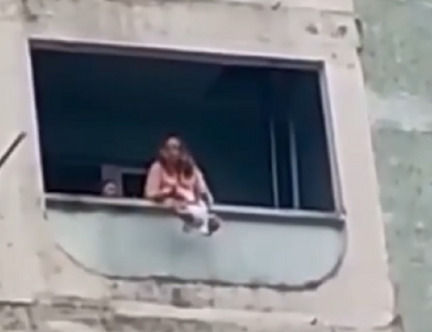 С психикой проблемы: в Краснодарском крае свесившая с балкона двухмесячного младенца мать пойдет под суд