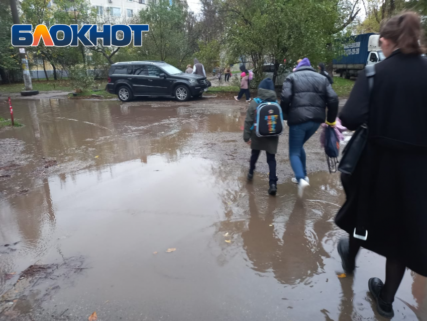 В Краснодаре затопило улицу, по которой ходят школьники